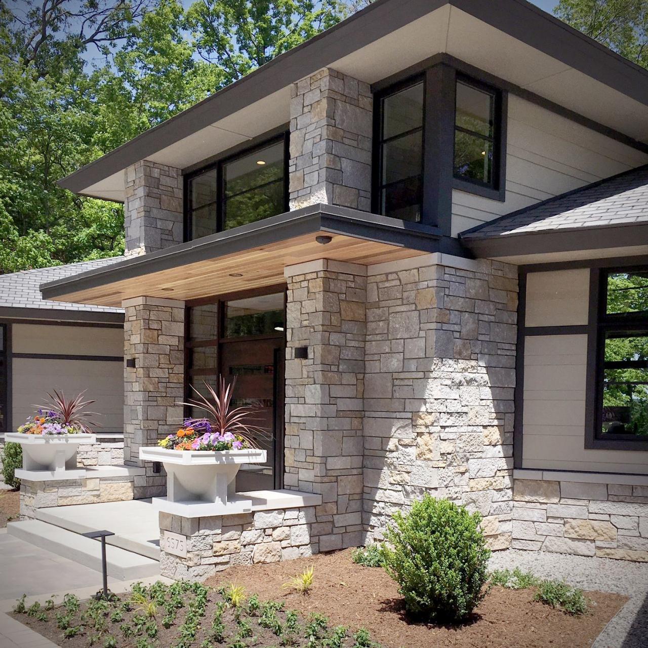 Comparing prices of natural stone veneer vs. manufactured stone for luxury homes